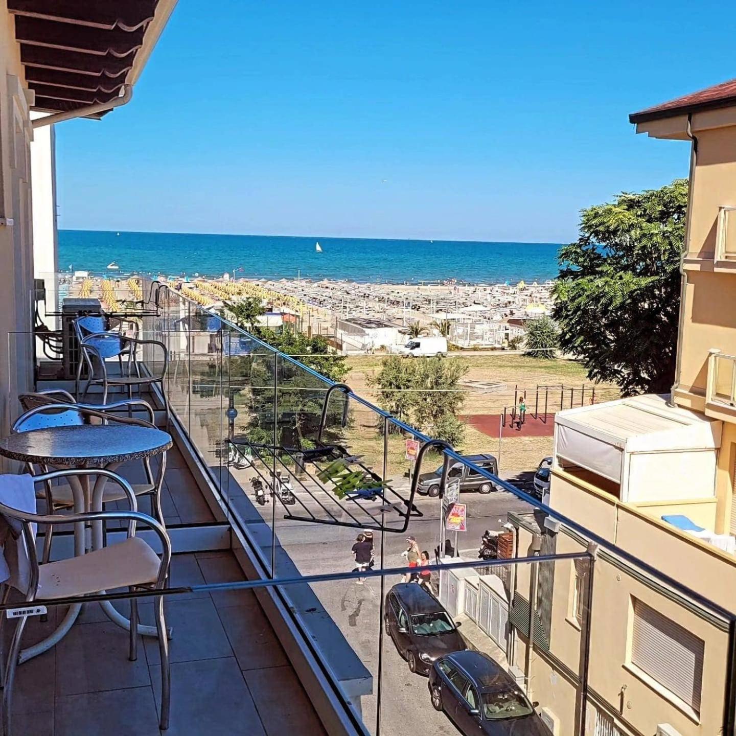 Hotel Vienna Rivazzurra Rimini Extérieur photo